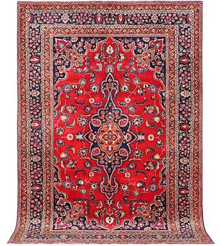 A carpet, Tabriz, c. 300 x 203 cm.