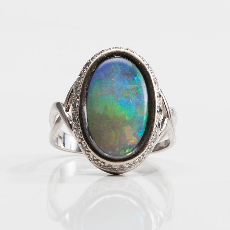 RING, 18K guld, opal 0,25 ct, diamanter. 1980-tal. Vikt 7,4 g.