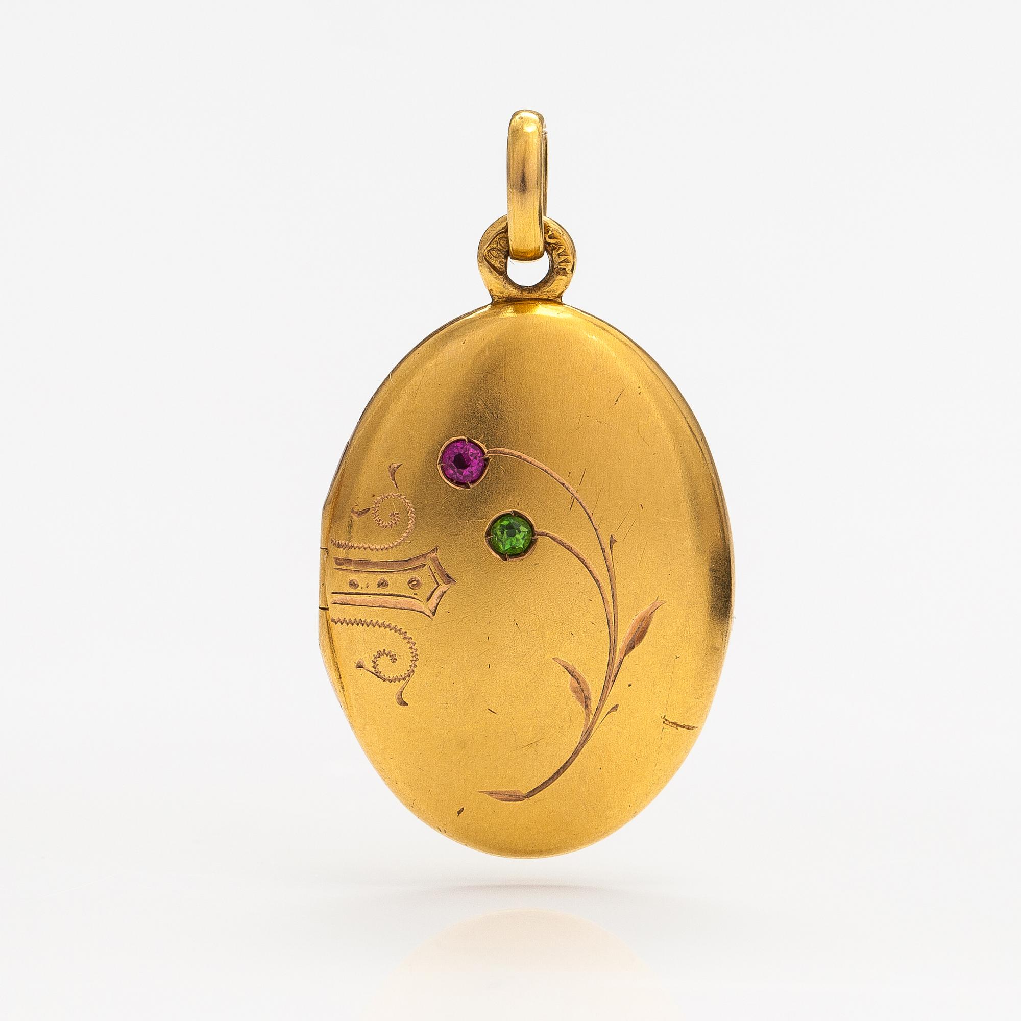 Medaljonki, 14K kultaa, rubiini ja denamtoiidigranaatti. Pietari, 1908-26.