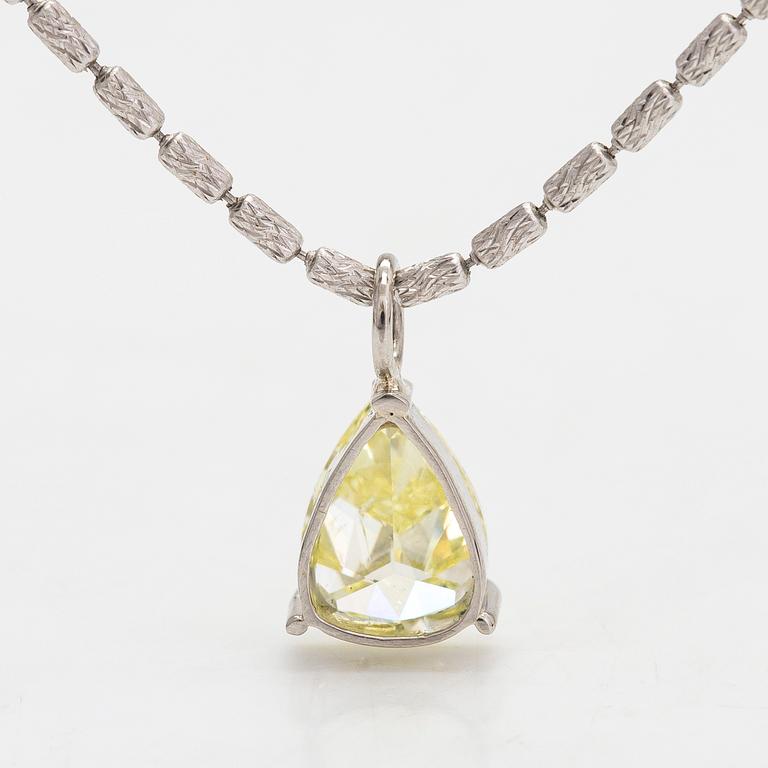 A platinum pendant, pear-cut diamond approx. 1.00 ct, with an 18K white gold chain.