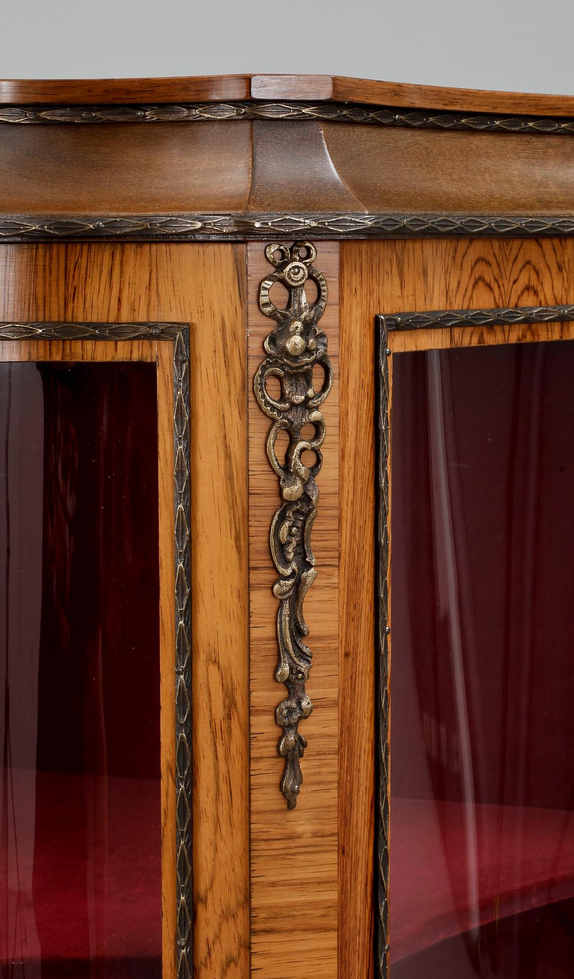 VITRINSKÅP, Louis XV-stil, 1900-talets mitt.