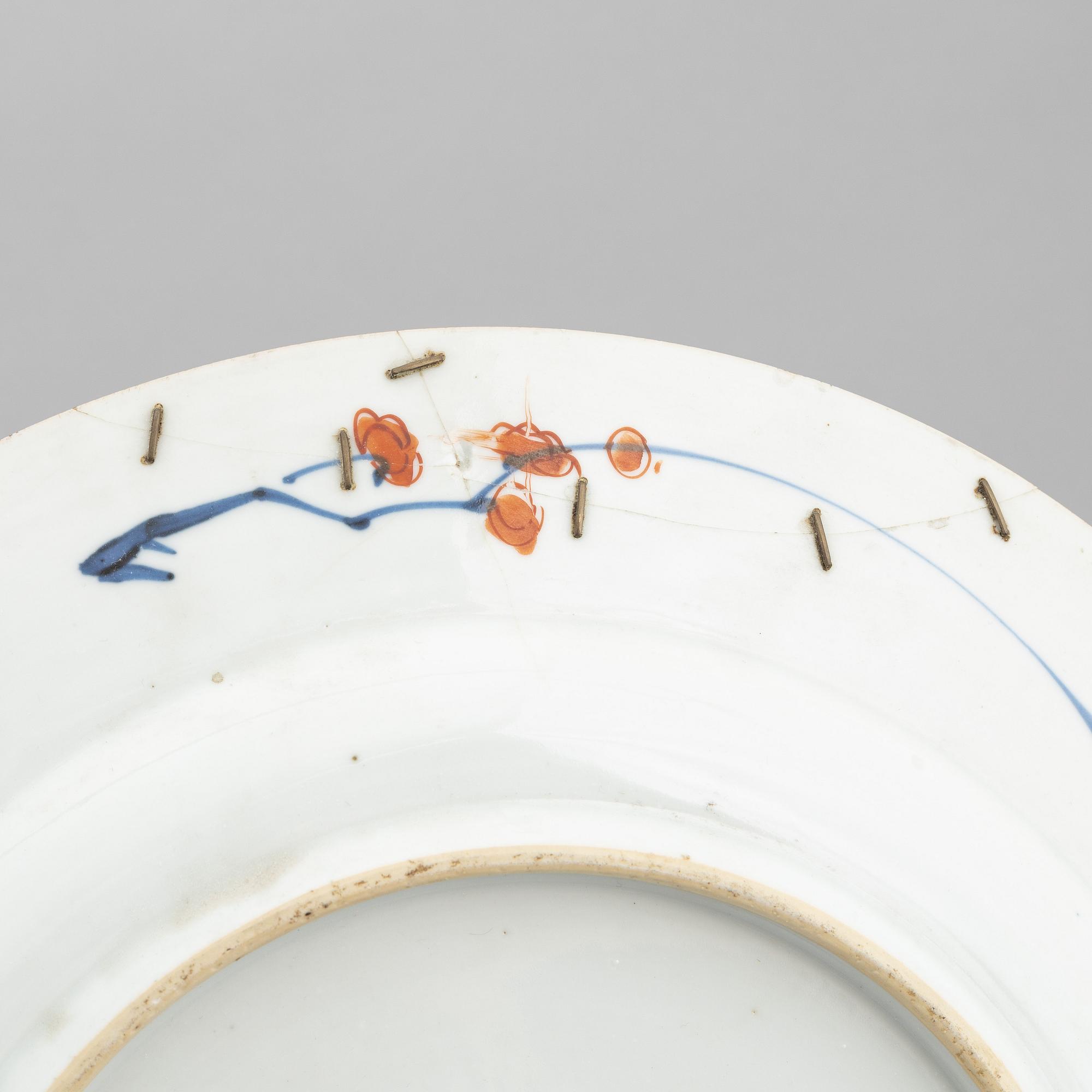 A pair of imari dishes, Qing dynasty, 18th Century.