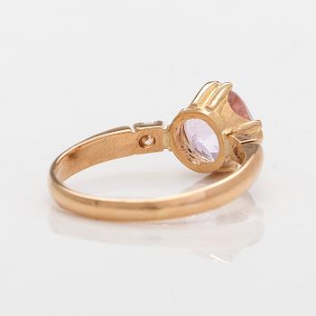 Sormus, 18K kultaa, kunziitti ja timantteja.