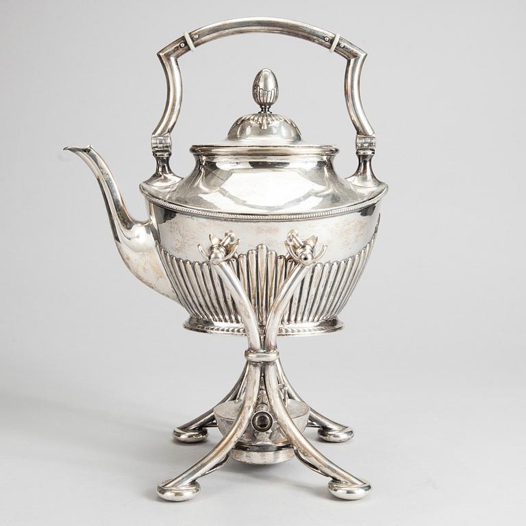 TEKANNA MED RECHAUD, silver, K. Andersson, Stockholm 1905. Vikt 1493 g.