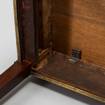 Sidobord, sengustavianskt, kring 1810, ristad signering AAS, oidentifierad.