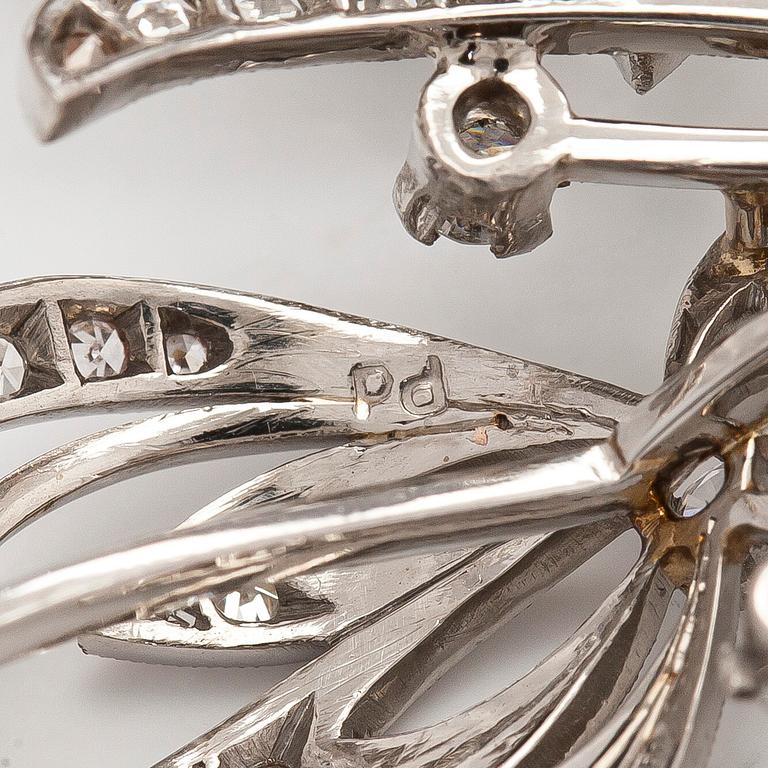 A. Tillander, Brosch, palladium med briljant- och åttkantslipade diamanter. Helsingfors.