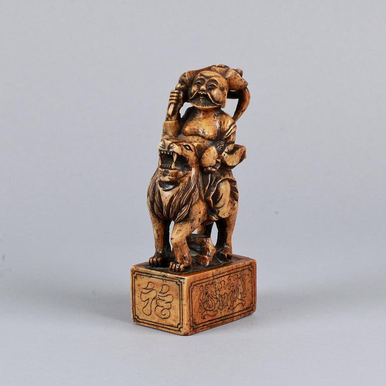 SIGILL, sten. Kina, 1900-tal.