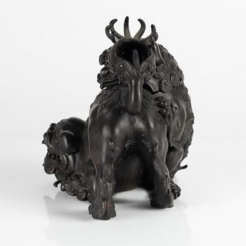A Japanese bronze censer, Meiji period (1868-1912). Signed.