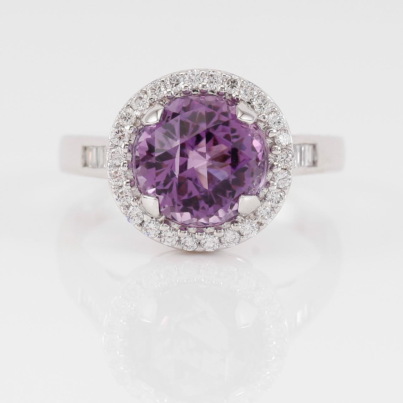 RING, 14K vitguld, ametist och diamanter.