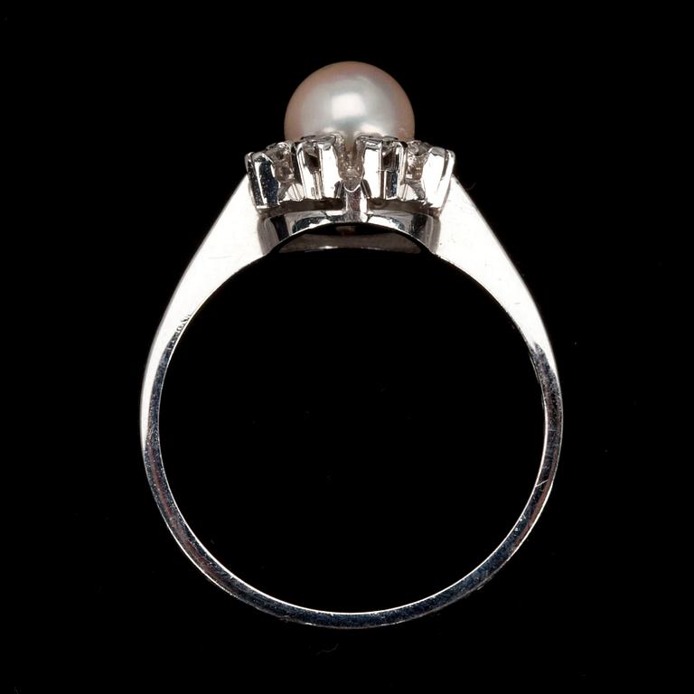 RING ja ÖRHÄNGEN, vitguld 14K, pärlor med briljantslipade diamanter. Vikt tot. 5,6 g.