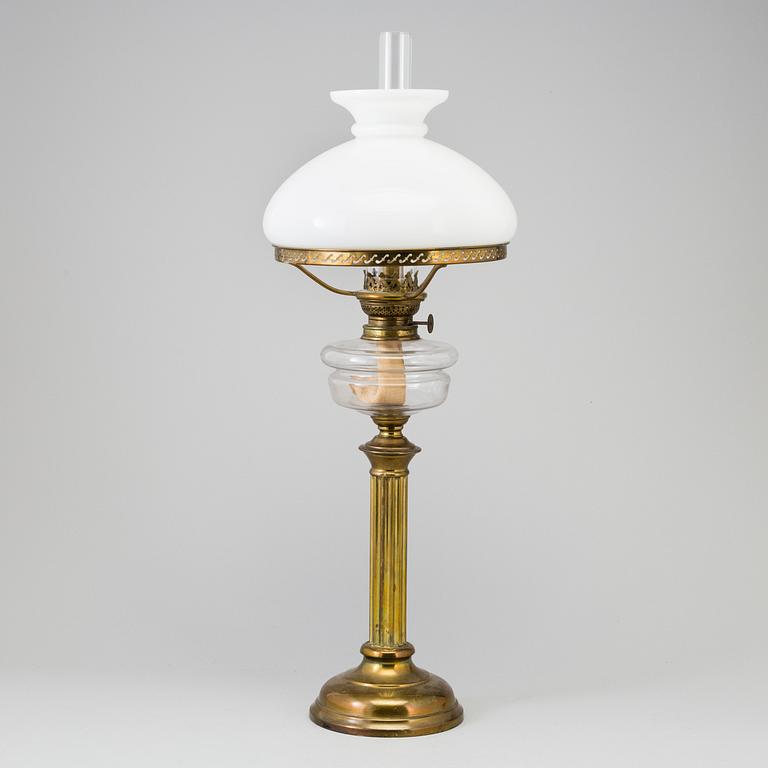 FOTOGENLAMPA, mässing, kolonnskaft, vit glaskupa, 1900-talets första hälft.