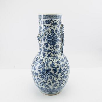 Vase, China, early 20th century, porcelain.