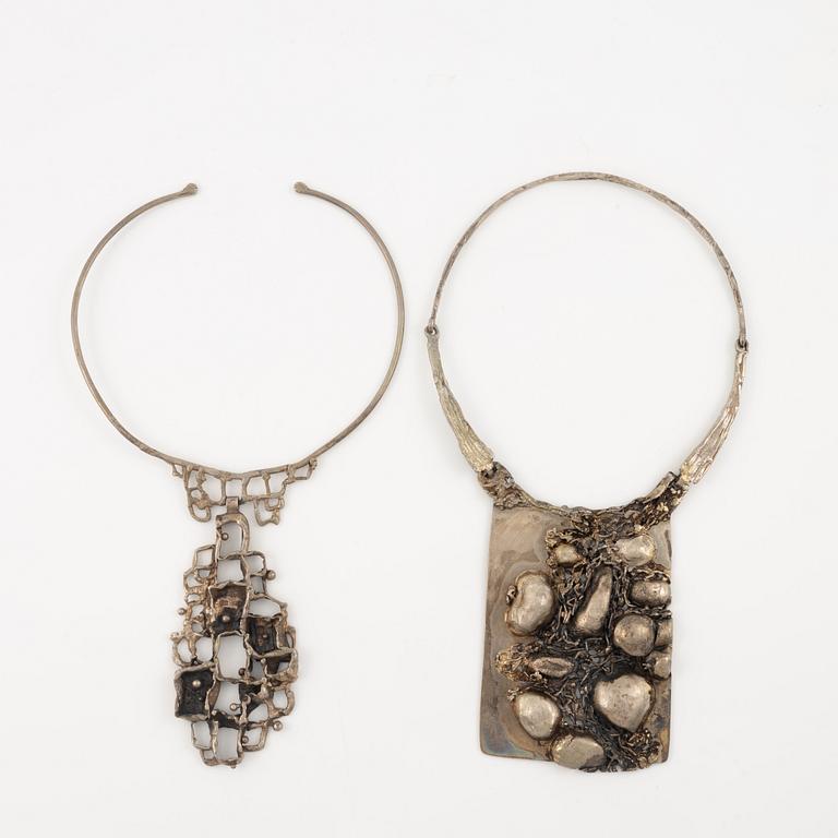 Lars Arby, två collier, sterlingsilver, Göteborg 1976 och 1982.