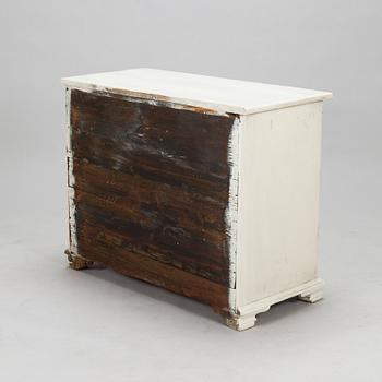 A mid 18th Century chest of drawers.