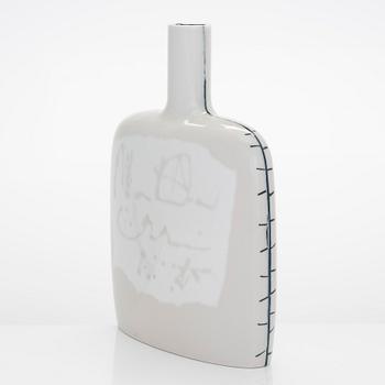 Inkeri Leivo, A porcelain bottle, signed Inkeri Leivo, Arabia -94.