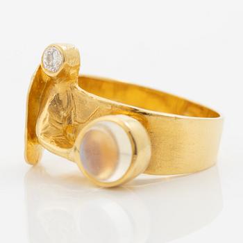 Ring in 18K gold with a moonstone and a round brilliant-cut diamond.