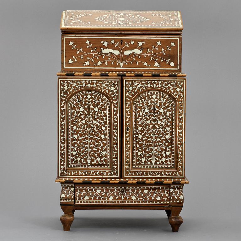 MINIATYRSKÅP, 1800-talest slut, AngloIndian style.