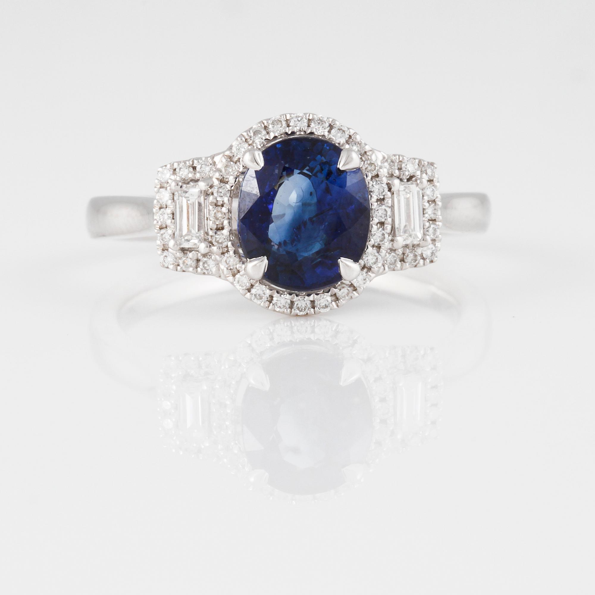 RING, 18K vitguld med briljantslipade diamanter ca 0.25 ct samt ovalslipad blå safir ca 2.05 ct. Vikt 4,5 gram.