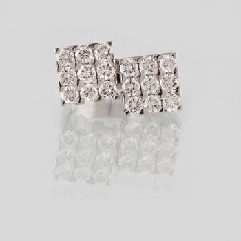 RING, 18K vitguld med 18 briljantslipade diamanter ca 1.80 ct, utländska stämplar. Vikt 11,5 gram.