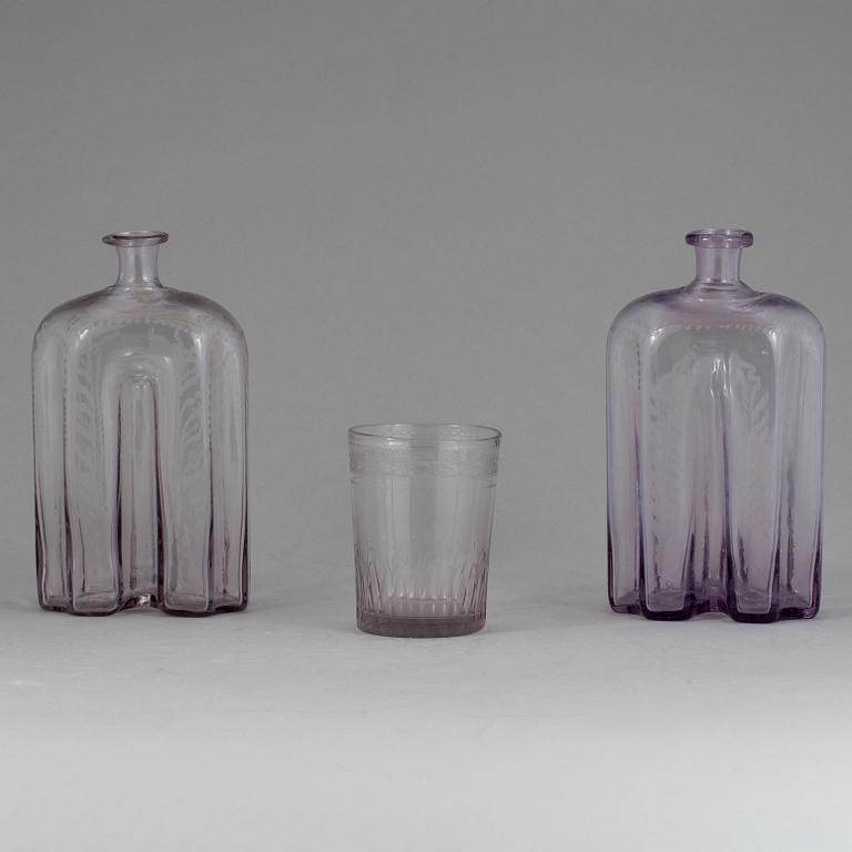 GLAS samt FLASKOR, 2 stycken, glas, 1800-tal.