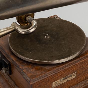 An early 20th Century phonograph.