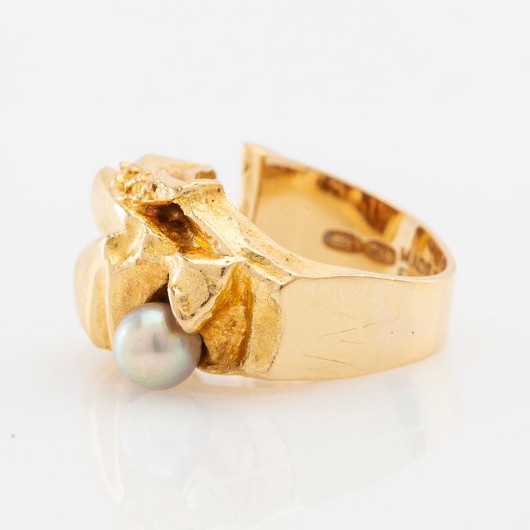 Björn Weckström, Ring "Ukkoshelmi" 18K gold with a cultured pearl, Lapponia.