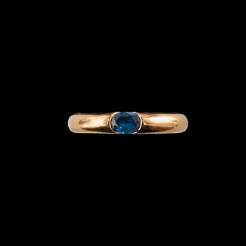 368. RING, C 2343, 18K guld, blå safir. Cartier Frankrike 1993. Storlek 16,5, vikt 9 g.