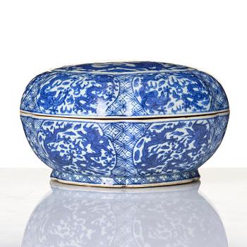 A blue and white 'five clawed dragon' box with cover, Ming dynasty, Wanli mark and of the period (1573-1619).