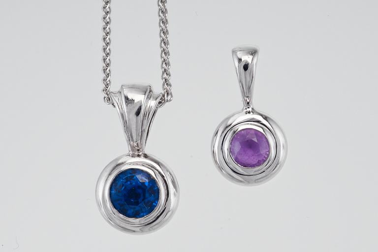 A CHAIN WITH TWO SAPPHIRE PENDANTS.