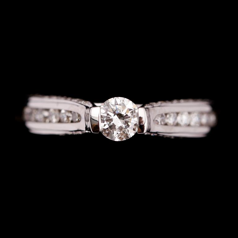 RING, 14 k vitguld, med briljantslipade diamanter tot ca 1.0 ct. Total vikt ca 4,8 gram.