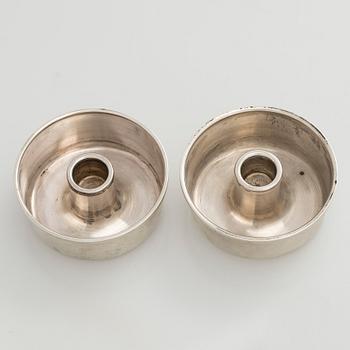 Bertel Gardberg, kynttilänjalkapari, hopeaa, "Birgitta", malli 22908, Hopeatehdas oy, Helsinki 1957.