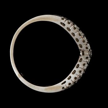 RING, 18k vitguld med briljantslipade diamanter tot
ca0,27ct enl grav. Vikt ca2g.
