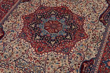 A semi-antique Sarouk carpet, a. 278 x 186 cm.