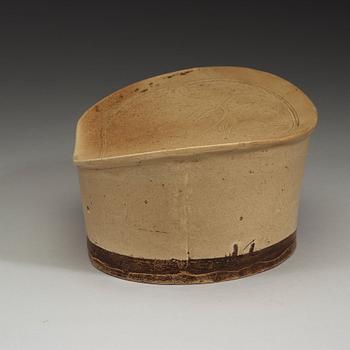 A Cizhou ware headrest, Yuan/Ming dynasty (1271-1644).