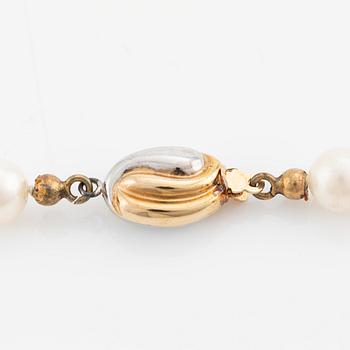 Pearl necklace, with cultured pearls, clasp in 18K gold.