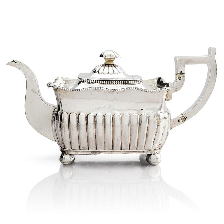 James Henzell, tekanna, silver, Dublin 1813. Empire.