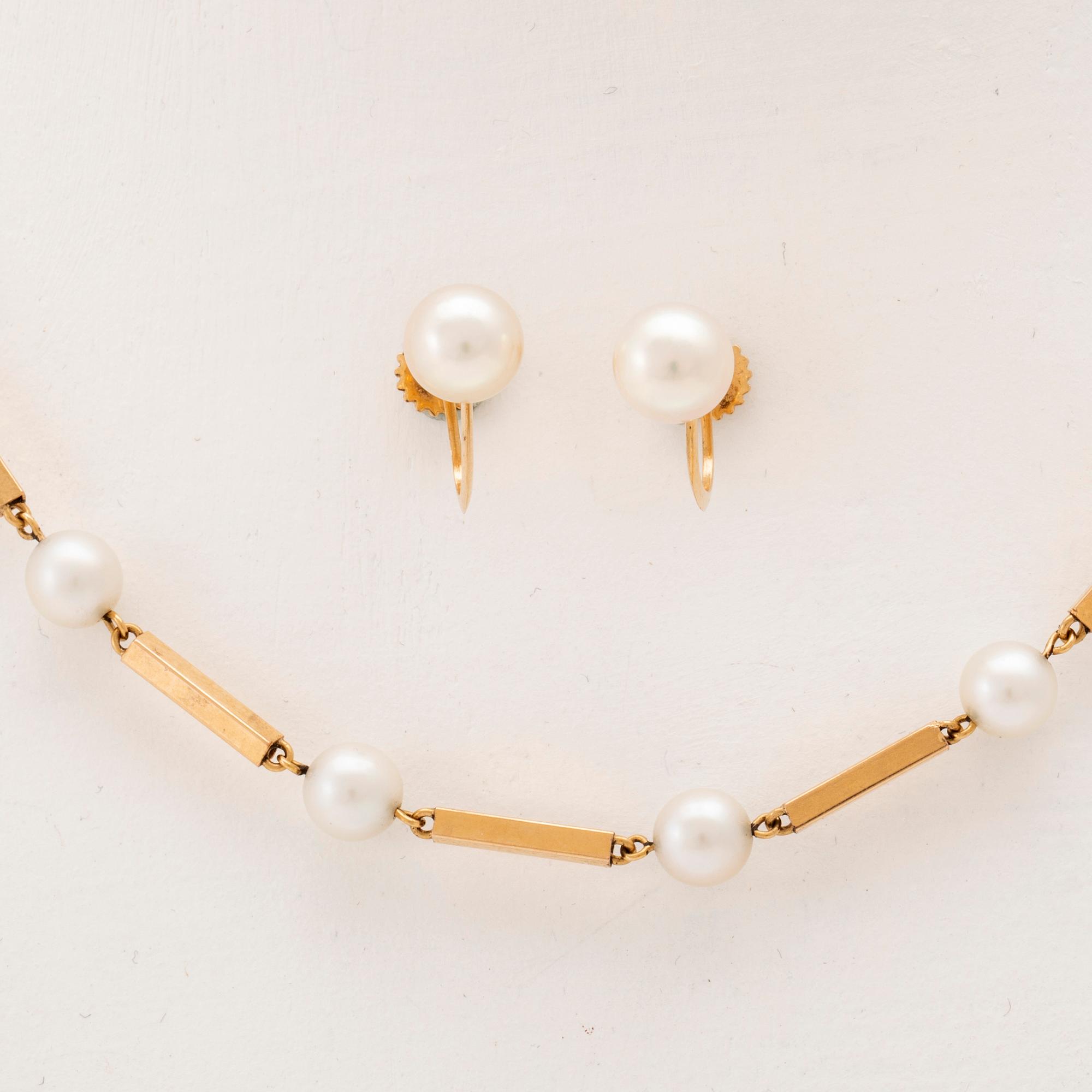 A set of 18K gold necklace and earrings with cultured pearls.