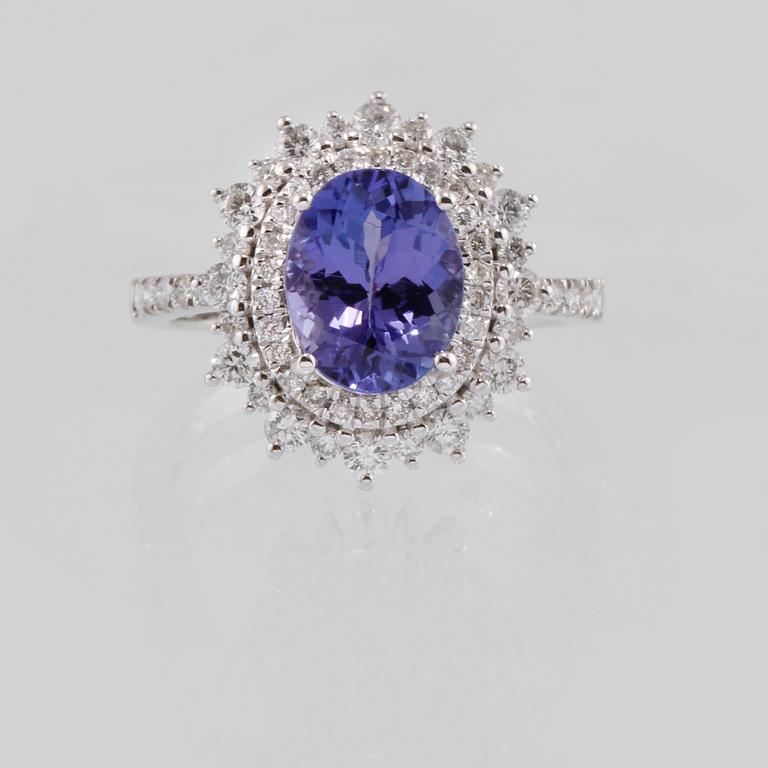 RING, 18K vitguld med ovalslipad tanzanit 2.12 ct samt briljantslipade diamanter 0.74 ct. Vikt 3,7 gram.