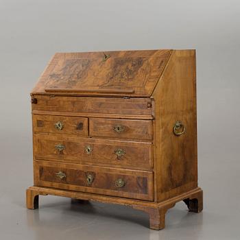 A 18TH CENTURY CHEST OF DRAWERS.