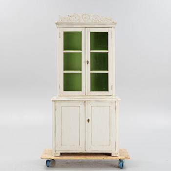 A painted vitrine cabinet from around the year 1900.