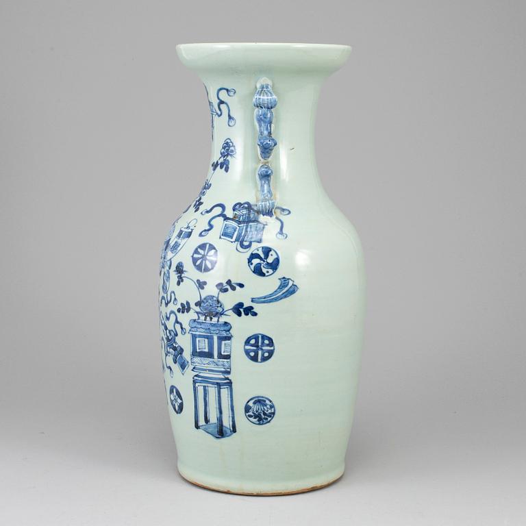 URNA, porslin. Qingdynastin, sent 1800-tal.