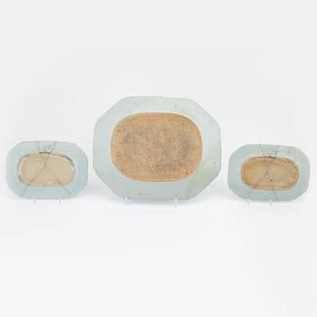 Stekfat, 3 st samt tallrikar, 3 st, kompaniporslin, Kina, Qing dynastin, 1700-1800-tal.
