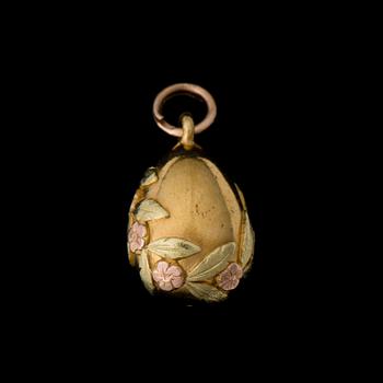 A PENDANT, 14K gold in three colours. Russia, c. 1900.