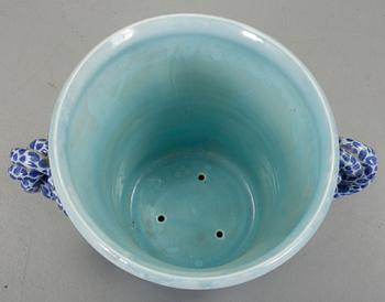 YTTERFODER, porslin, Ewaldin Pettersson, Gustavsberg, signerat "EP" samt daterat 1913.