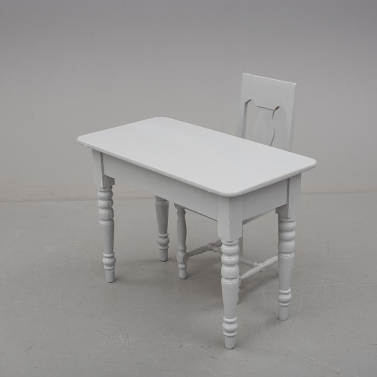 SKRIVBORD OCH STOL, 1800-talets slut/ 1900-talets början.