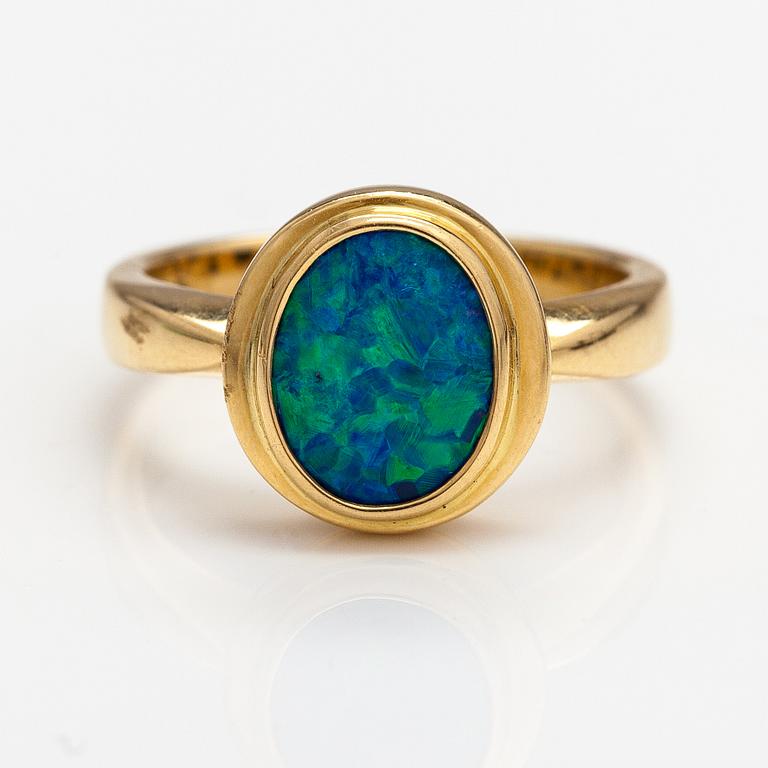 Ring, 18K guld och svart opal ca 1.35 ct.