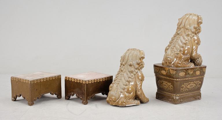 SKULPTURER, ett par, keramik, Kina 1900-tal.