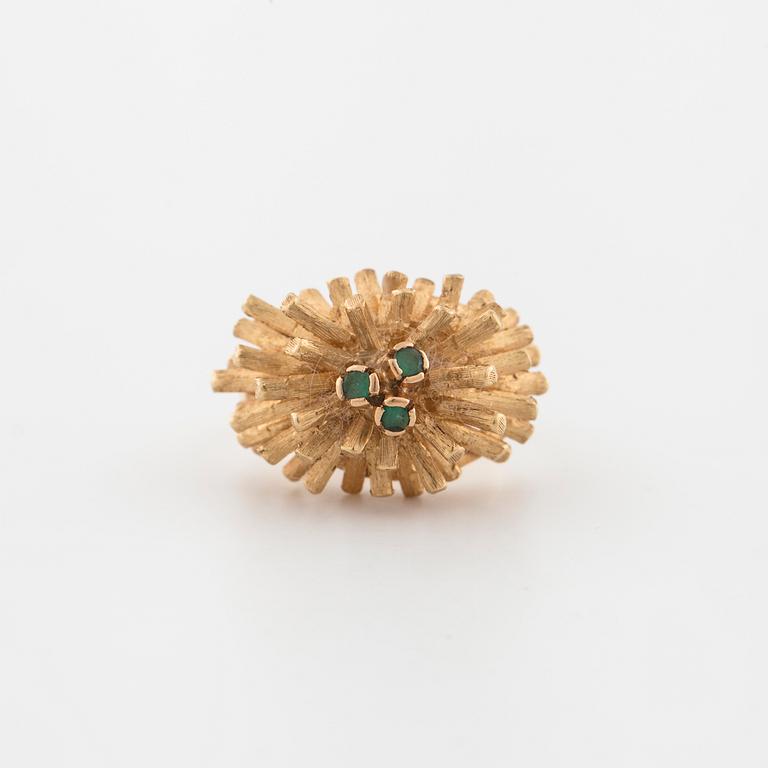 RING, med tre fasettslipade smaragder.