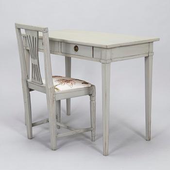 Skrivbord, gustaviansk stil, 1900-tal och stol, gustavianskt provinsarbete, 1700-talets slut.