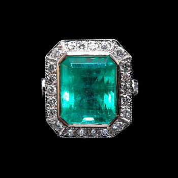 447. A RING, emerald c. 11.0 ct, diamonds ca 2.25 ct.